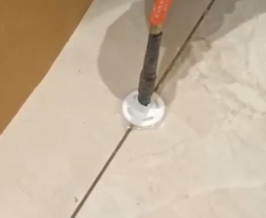 宜州瓷砖空鼓维修公司专业解答瓷砖在铺贴过程中，如果没有涂抹均匀到位的粘结材料（如水泥砂浆或瓷砖胶），可能会导致以下问题